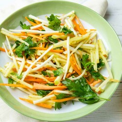 Салат з селерою: простий і швидкий рецепт від Євгена Клопотенко