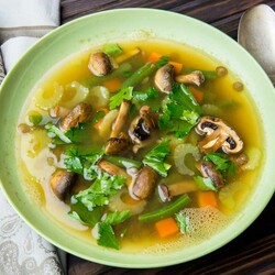 Суп з сочевицею на овочевому бульйоні: рецепт Євгена Клопотенко