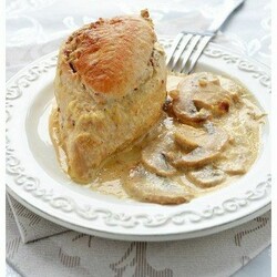 Куриные грудки фаршированные гречкой и шампиньонами, тушенные в сливочно-грибном соусе.