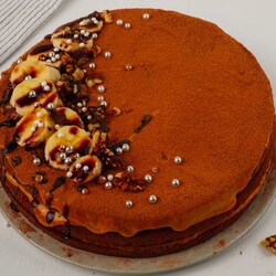 ​Торт из готовых коржей с вареной сгущенкой и бананом