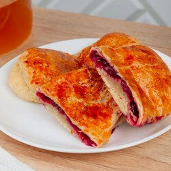 ​Слойка с вишней