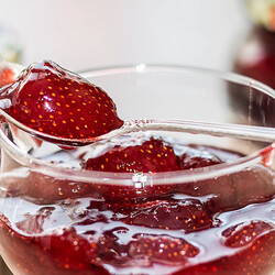 Рецепт густого клубничного варенья с целыми ягодами с лимонной кислотой