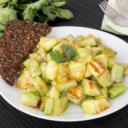 Жареные кабачки кубиками на сковороде с чесноком — рецепт с фото