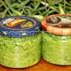 Приправа из стрелок чеснока и крыжовника