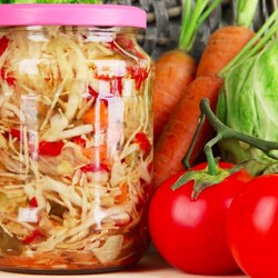 6 очень вкусных салатов из капусты на зиму — Лайфхакер