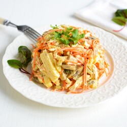 Салат с жареными грибами и курицей - рецепт с фото и видео пошагово | Меню недели