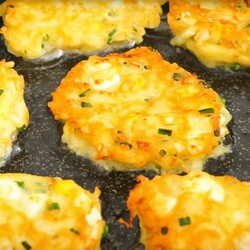 Готовится проще, чем оладьи, а результат вкуснее пирожков: феноменальное блюдо для ленивого утра