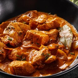 Свинина, тушенная по-венгерски в томатном соусе: рецепт — Лайфхакер