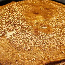 Вливаю это в тесто перед мукой: блины получаются кружевные и вкусные - даже тоньше листа бумаги