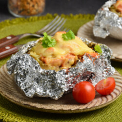 Крошка-картошка с сосисками в горчице