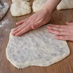 Пельмени и чебуреки больше не леплю — закатываю фарш в тесто: гора румяных «сочняшек» за полчаса