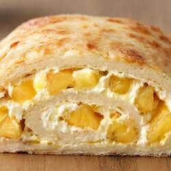 Пачка творога и баночка ананасов: готовим суперский рулет — всего 15 минут и десерт-выручалочка готов