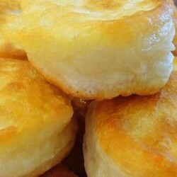 Пышные (будто пончики) оладьи без яиц. Не опадают после жарки и всегда съедаются даже холодными. Стакан муки, стакан кефира и ложка сахара, чтобы приготовить любимый десерт для всей семьи.