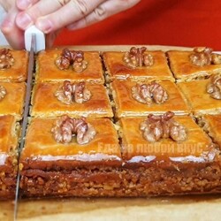 Пахлава или баклава - это восточная сладость, которая смело подвинет на второй план любой торт! На новогодний стол приготовить такой десерт можно своими руками и причём задолго до наступления нового года, так как эта выпечка не теряет своего вкуса со