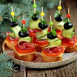 Канапе с сыровяленой колбасой, сыром и маслинами — рецепт с фото