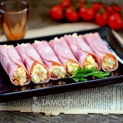 Рулетики из ветчины с сыром и корейской морковью — рецепт с фото