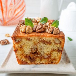 Карамельный кекс с грецкими орехами