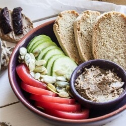 Затмит любую икру: нежная и вкусная намазка на хлеб за 5 минут — гостей будет за уши не оттащить