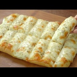 Сырно-чесночный хлеб с медовым соусом