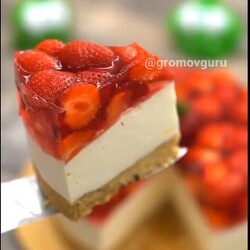 Чизкейк с клубникой и желе без выпечки.