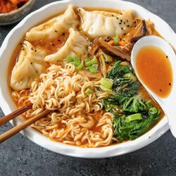 Кимчи и суп с клецками и лапшой