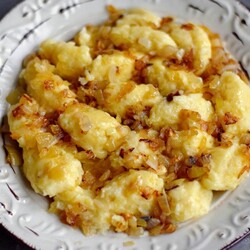 Картофельные галушки с жареным луком