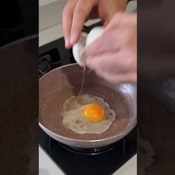 ЯИЧНИЦА ГЛАЗУНЬЯ идеально легко выкладывается на тарелку в первозданном виде. Как? Открываю секрет