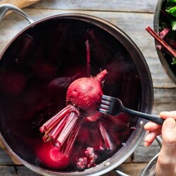 Никогда не надоест: отвариваю свёклу и готовлю простой салат на скорую руку — вкус запоминается надолго