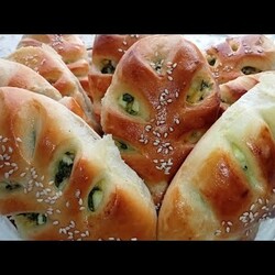 Духовые пирожки с яйцом и зелёным луком.