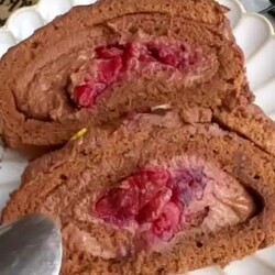 Шоколадный рулет с вишней