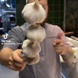 Запеките чеснок