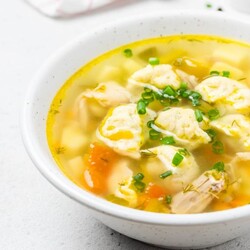 Суп с пельменями, курицей и овощами