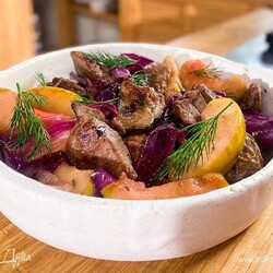 Куриная печень с яблоками и красным луком
