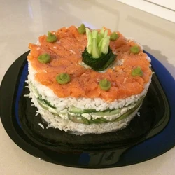 Идеально на 8 марта — рецепт салата «Филадельфия»: он станет украшением стола и не испортит фигуру