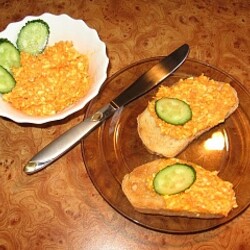 Простой пикантный салатик из плавленого сырка и моркови