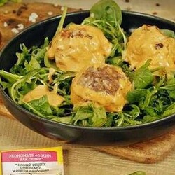 Запеченные тефтели с рисом в простом томатном соусе - рецепт от Магги