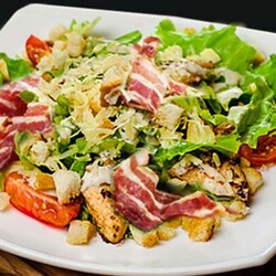 ''Цезарь'' с беконом - рецепт приготовления с фото и видео