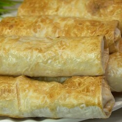 Нет ничего проще: вкуснятина за считанные минуты. Хрустящие трубочки с начинкой