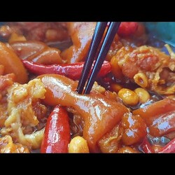 я поделюсь тушеным свиным копытом