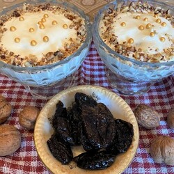 Сметанный десерт с черносливом и грецким орехом