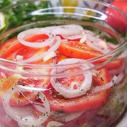 Закуска из помидоров и лука в чудесном маринаде
