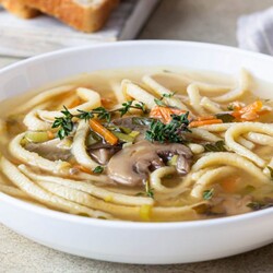 Куриный суп с лапшой и грибами