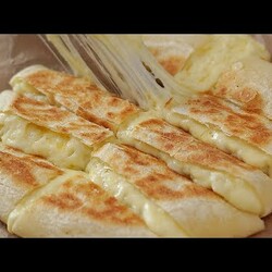 сырно-картофельный хлеб, запеченный на сковороде