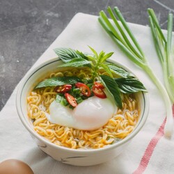 Рамен с яйцом на курином бульоне