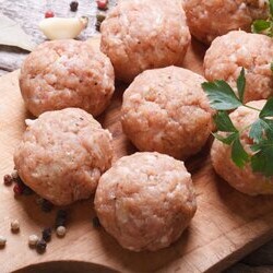 Прихожу с работы, наскоро собираю эти котлетки, и в духовку. Пока в душ сходила — они уже испеклись.