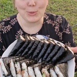 Перекус из риса и рыбы или обычные онигири