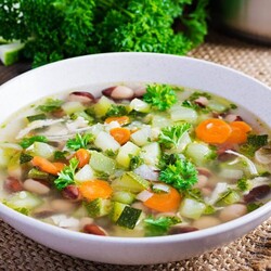 Куриный суп с кабачками и фасолью