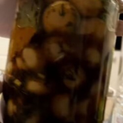 МАРИНОВАННЫЕ ШАМПИНЬОНЫ.ЗАКУСКА ЗА 5 МИНУТ.ОЧЕНЬ ВКУСНО,ОСТРЫЕ С ЧЕСНОЧКОМ.