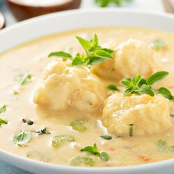 Сливочный куриный суп с клёцками