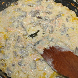 Куриные сердечки в сливках